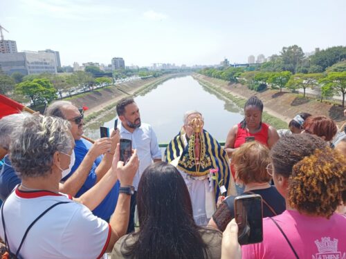 Devotos vão à Ponte do Piqueri venerar a imagem peregrina de Nossa Senhora Aparecida - Jornal O São Paulo