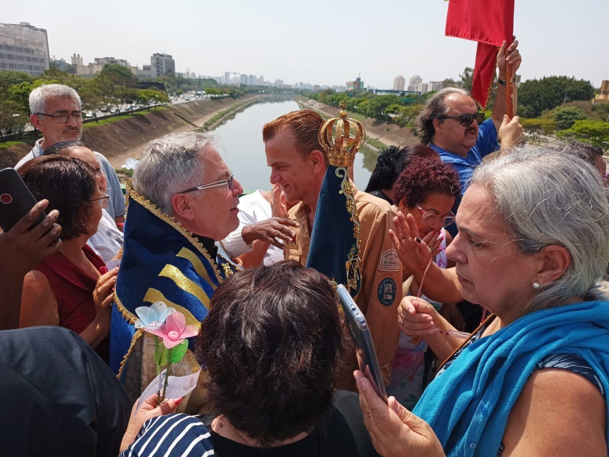Devotos vão à Ponte do Piqueri venerar a imagem peregrina de Nossa Senhora Aparecida - Jornal O São Paulo