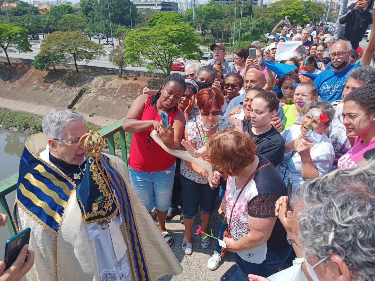 Devotos vão à Ponte do Piqueri venerar a imagem peregrina de Nossa Senhora Aparecida - Jornal O São Paulo