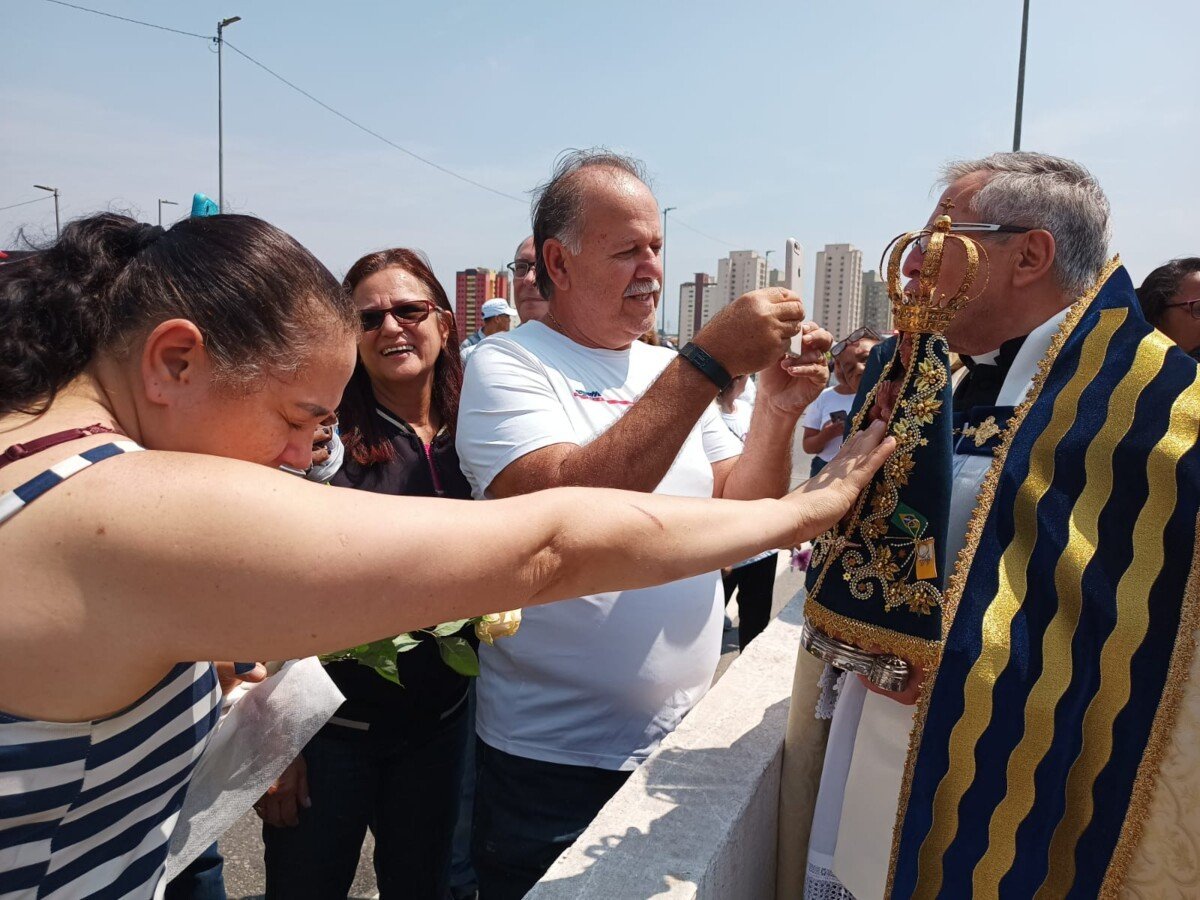 Devotos vão à Ponte do Piqueri venerar a imagem peregrina de Nossa Senhora Aparecida - Jornal O São Paulo