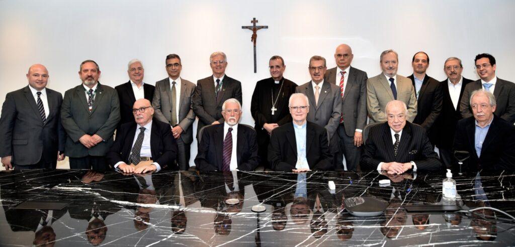 Arcebispo abençoa crucifixo na sede da mantenedora da Faculdade de Ciências Médicas da Santa Casa de São Paulo