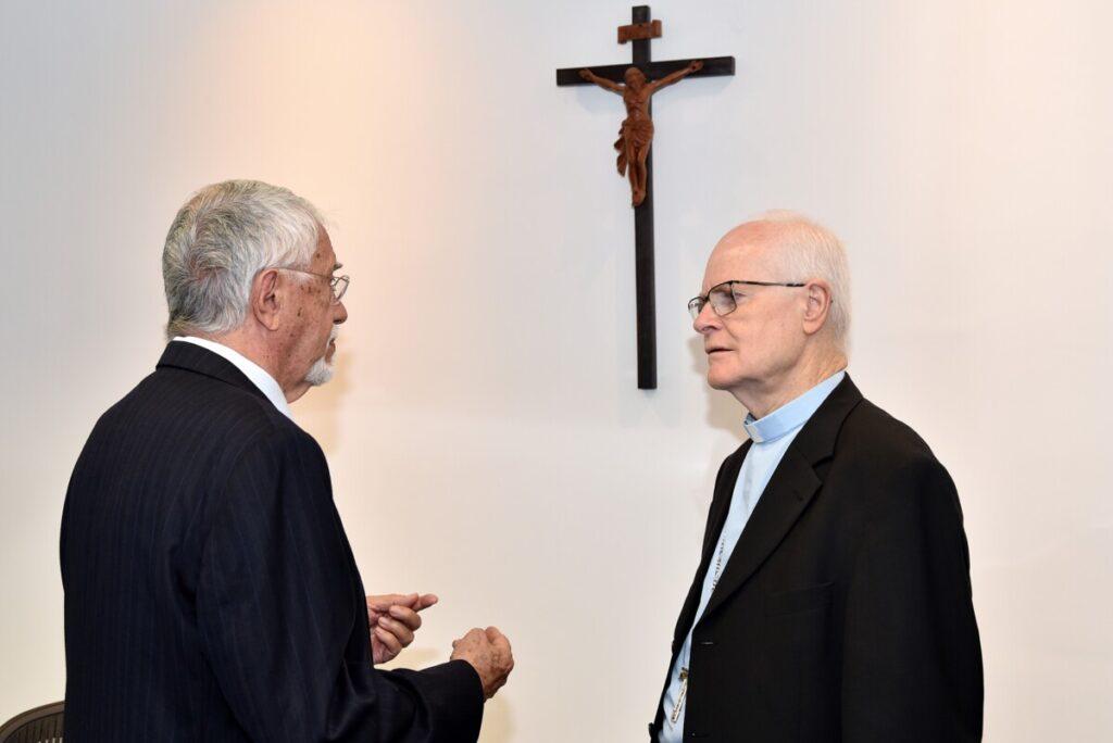 Arcebispo abençoa crucifixo na sede da mantenedora da Faculdade de Ciências Médicas da Santa Casa de São Paulo