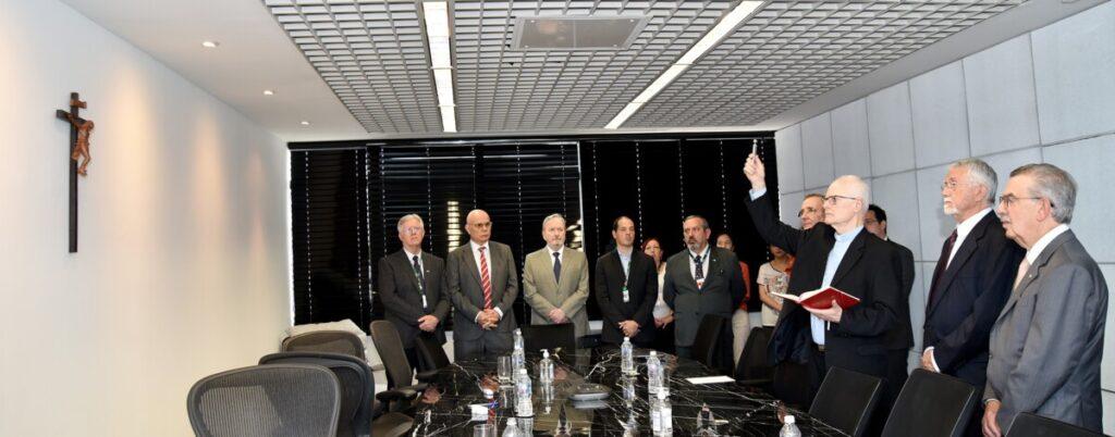 Arcebispo abençoa crucifixo na sede da mantenedora da Faculdade de Ciências Médicas da Santa Casa de São Paulo
