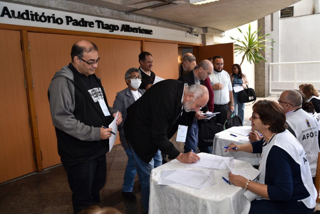 Na 6ª sessão da assembleia sinodal, participantes analisam a 1ª versão do relatório geral do sínodo - Jornal O São Paulo