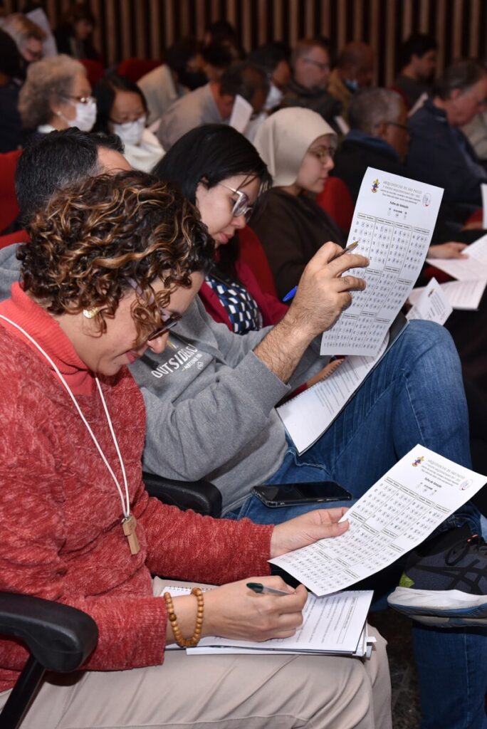 Na 6ª sessão da assembleia sinodal, participantes analisam a 1ª versão do relatório geral do sínodo - Jornal O São Paulo