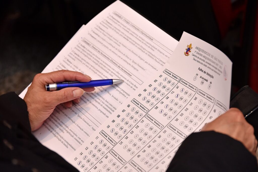 Na 6ª sessão da assembleia sinodal, participantes analisam a 1ª versão do relatório geral do sínodo - Jornal O São Paulo