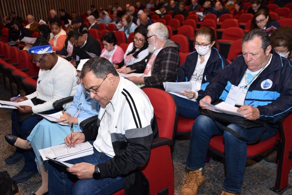 Na 6ª sessão da assembleia sinodal, participantes analisam a 1ª versão do relatório geral do sínodo - Jornal O São Paulo