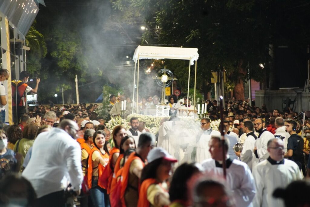 Católicos testemunham para o Brasil que a Igreja vive da Eucaristia - Jornal O São Paulo