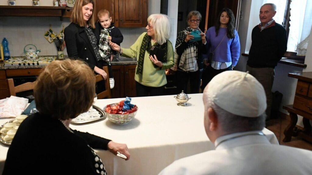 Francisco visita a família no Piemonte e recorda: ‘Na Cruz, Cristo abre os braços para todos’ - Jornal O São Paulo