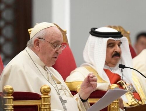 ‘Trabalhemos juntos, em prol do todo, em prol da esperança!’, diz o Papa na chegada ao Bahrein - Jornal O São Paulo