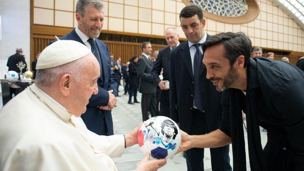 Papa encontra jogadores que participam da partida pela paz - Jornal O São Paulo
