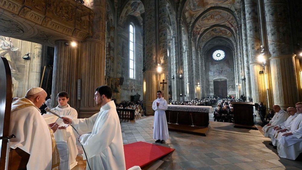 Papa em Asti: Jesus, Rei que nos abraça, mesmo com as nossas misérias - Jornal O São Paulo