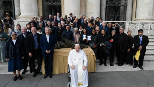 Escultura que convida o mundo a cuidar dos sem-teto é abençoada pelo Papa - Jornal O São Paulo