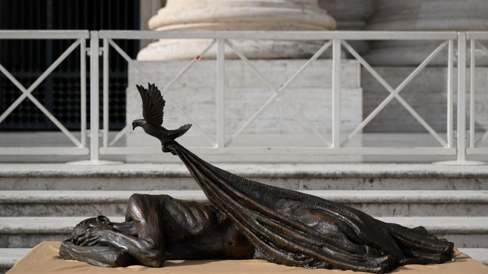 Escultura que convida o mundo a cuidar dos sem-teto é abençoada pelo Papa - Jornal O São Paulo
