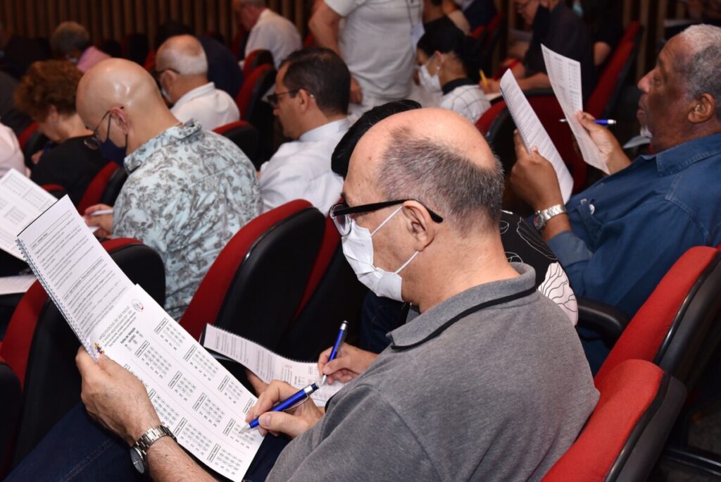 Participantes votam nas propostas finais do relatório geral do 1° sínodo arquidiocesano - Jornal O São Paulo