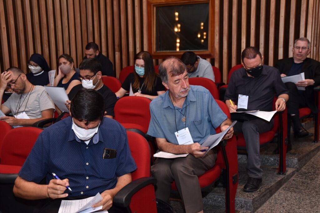 Participantes votam nas propostas finais do relatório geral do 1° sínodo arquidiocesano - Jornal O São Paulo