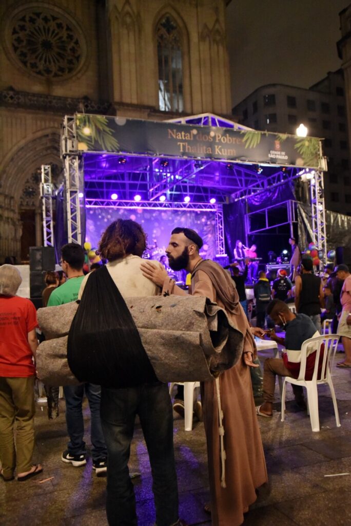 No Natal dos Pobres, a solidariedade acalenta os ‘irmãos da rua’ - Jornal O São Paulo