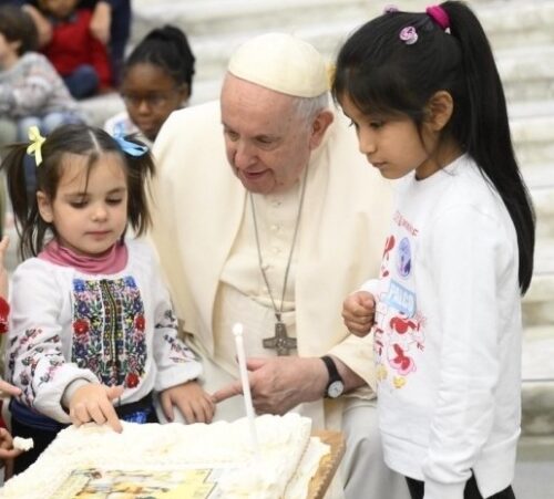 Papa Francisco completa 86 anos e diz: ‘Governa-se com a cabeça, não com o joelho’ - Jornal O São Paulo