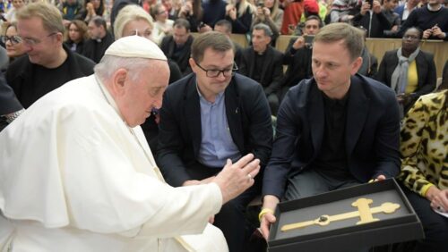 As marcas da guerra: prefeito de Lviv, na Ucrânia, entrega ao Papa uma cruz com o chumbo de projéteis - Jornal O São Paulo