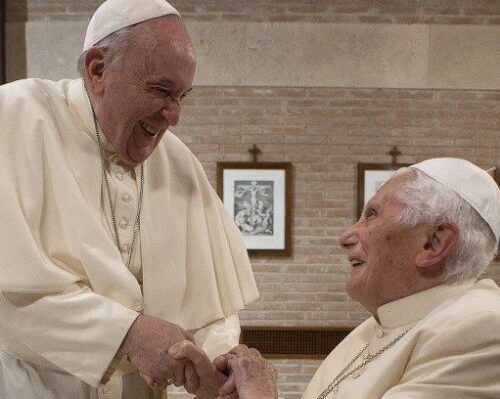Francisco: rezemos por Bento XVI, ele está doente e no silêncio apoia a Igreja - Jornal O São Paulo