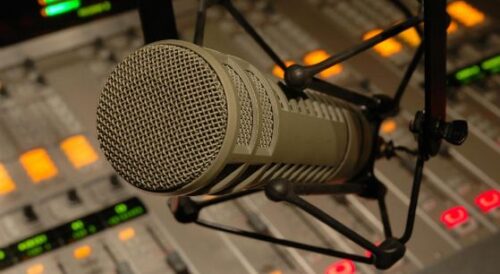 Em ambientes coletivos, deixar o rádio ligado em emissoras católicas é desrespeito à fé dos demais? - Jornal O São Paulo