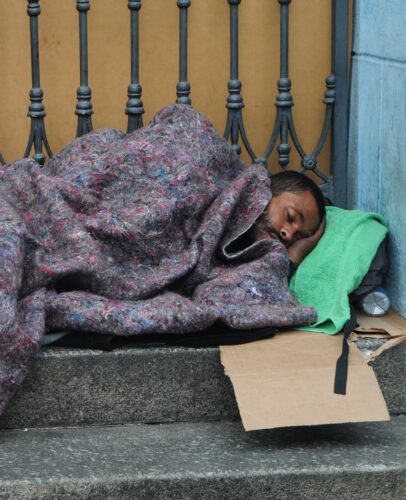 Lei que proíbe arquitetura hostil é promulgada - Jornal O São Paulo