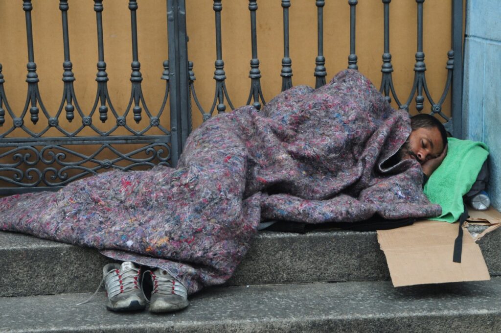 Lei que proíbe arquitetura hostil é promulgada - Jornal O São Paulo