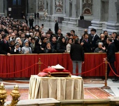 Fiéis prestam homenagem ao Papa emérito na Basílica de São Pedro - Jornal O São Paulo