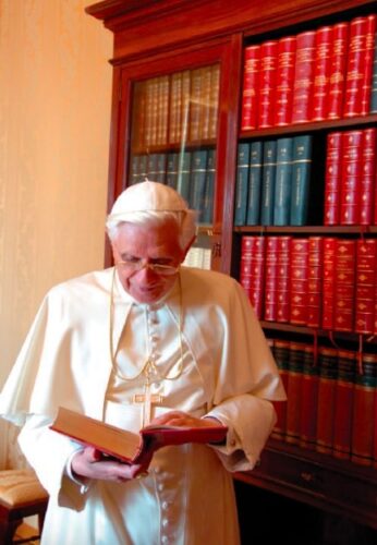 Em exortação apostólica, Bento XVI destacou que a ‘Igreja nasce da Eucaristia’ - Jornal O São Paulo
