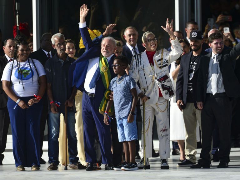 Luiz Inácio Lula da Silva assume a presidência da República - Jornal O São Paulo