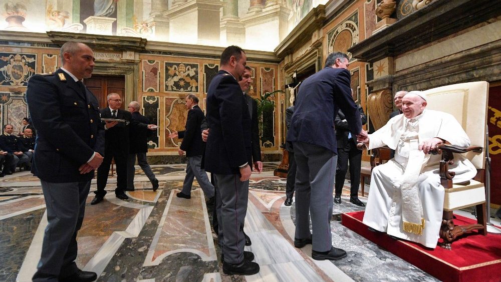 Papa encontra agentes de segurança: “trabalhem pela paz” - Jornal O São Paulo