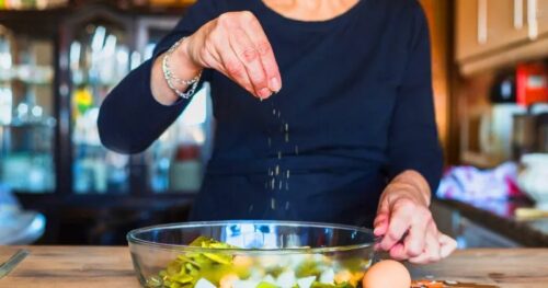 Pesquisadora da USP reúne orientações práticas para o consumo adequado de sal - Jornal O São Paulo