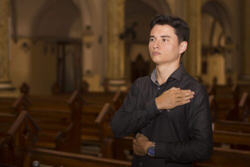 Quais os significados do sinal da cruz e do Glória ao Pai? - Jornal O São Paulo