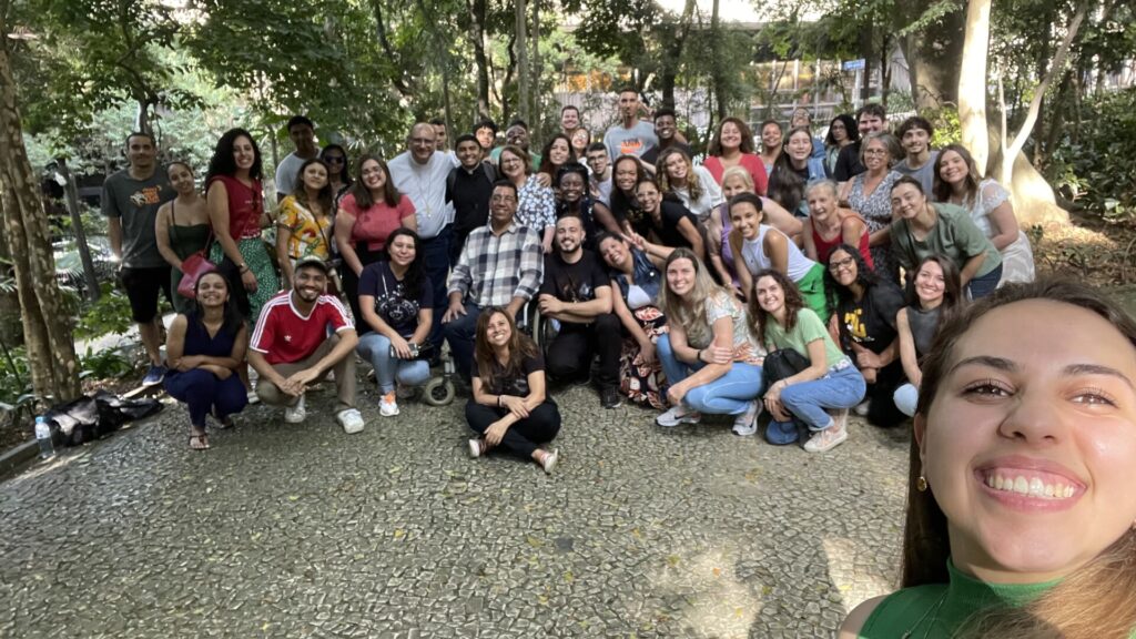 Com a presença de Dom Rogério, jovens evangelizam no Parque Trianon - Jornal O São Paulo