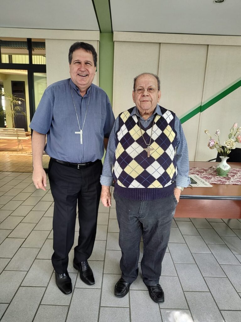 Dom Ângelo saúda o Padre Ubaldo Steri pelos 60 anos de sacerdócio - Jornal O São Paulo
