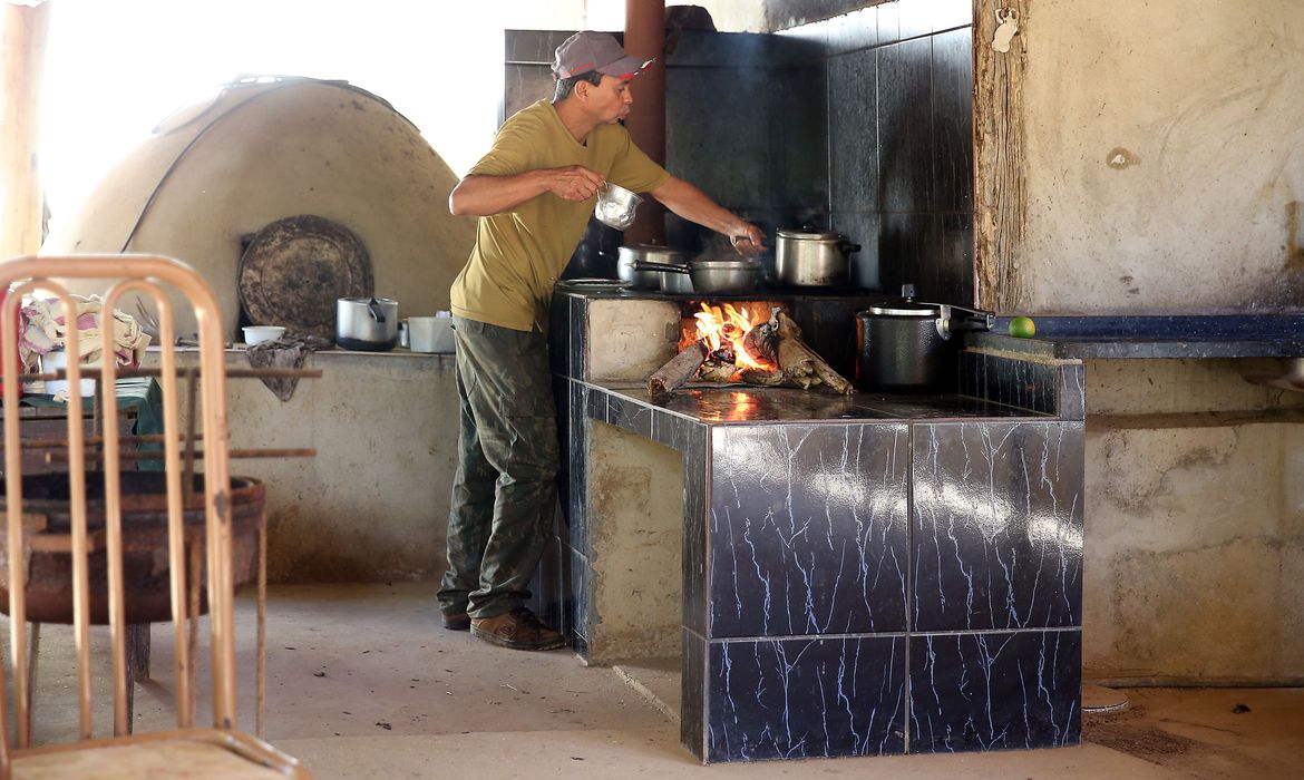 Fogão a lenha utilizado para preparar o doce de marmelo. O gás para os descartados - Jornal O São Paulo