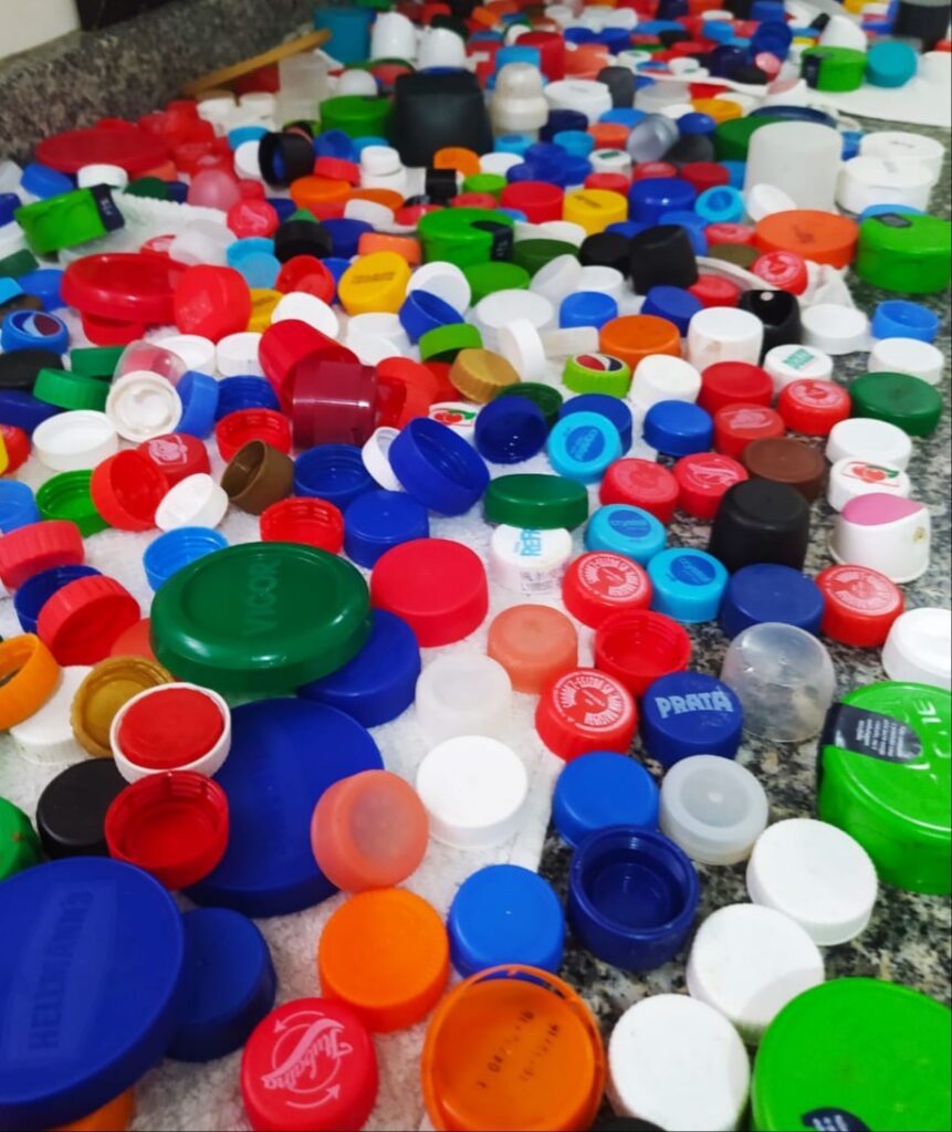 ‘Tampinhas de amor’: o que ia para o lixo agora impulsiona a solidariedade - Jornal O São Paulo