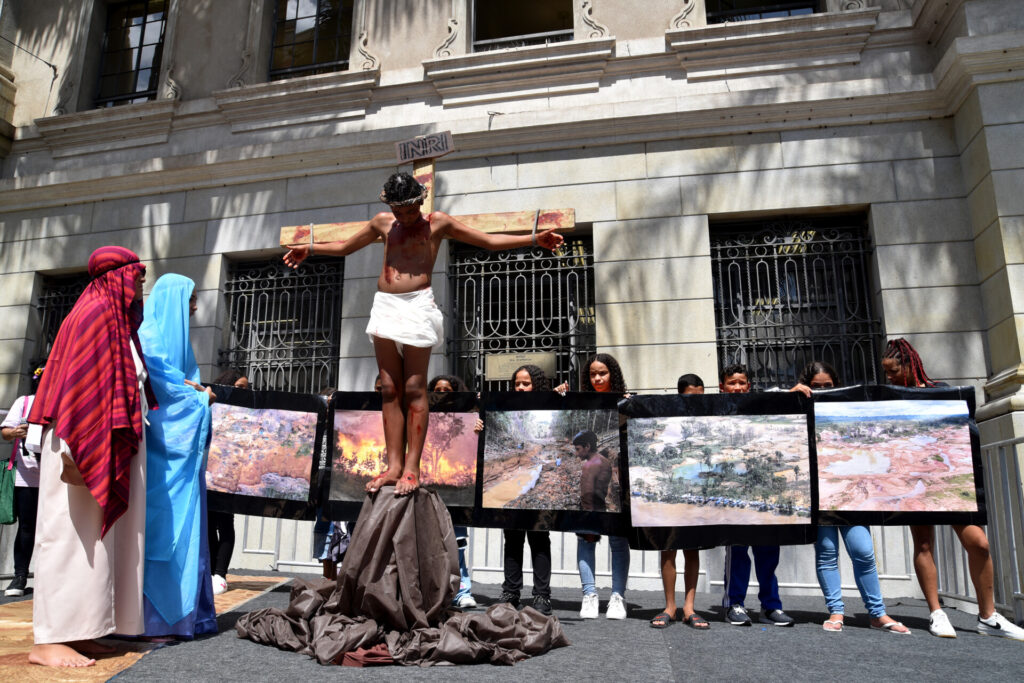 Via-Sacra da Criança e do Adolescente ecoa o drama da fome e o sofrimento do povo ianomâmi - Jornal O São Paulo