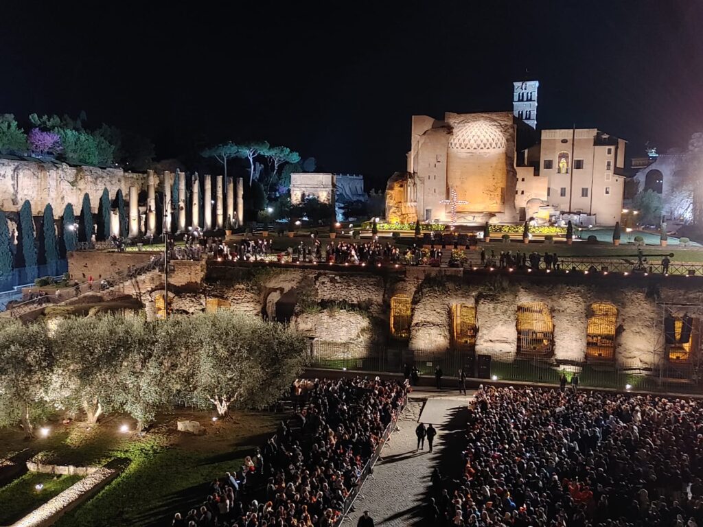 Na Via-Sacra no Coliseu de Roma, 20 mil pessoas fazem ecoar os pedidos pela paz no mundo - Jornal O São Paulo