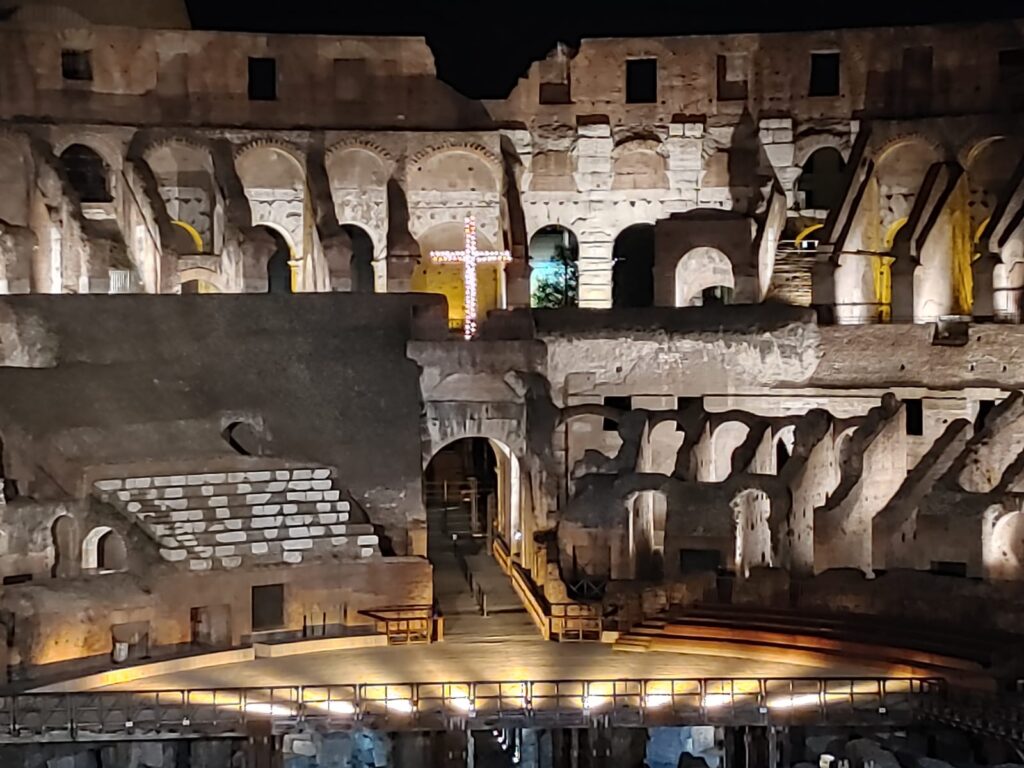 Na Via-Sacra no Coliseu de Roma, 20 mil pessoas fazem ecoar os pedidos pela paz no mundo - Jornal O São Paulo