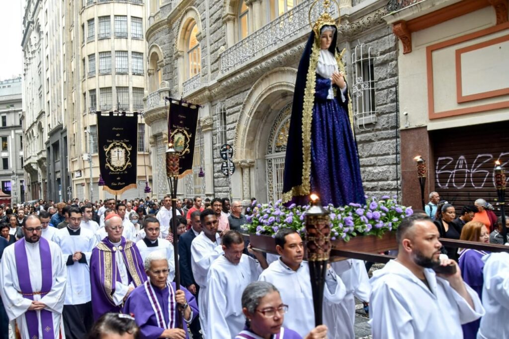 Em procissão, fiéis recordam a morte de Jesus e suas últimas palavras na cruz - Jornal O São Paulo