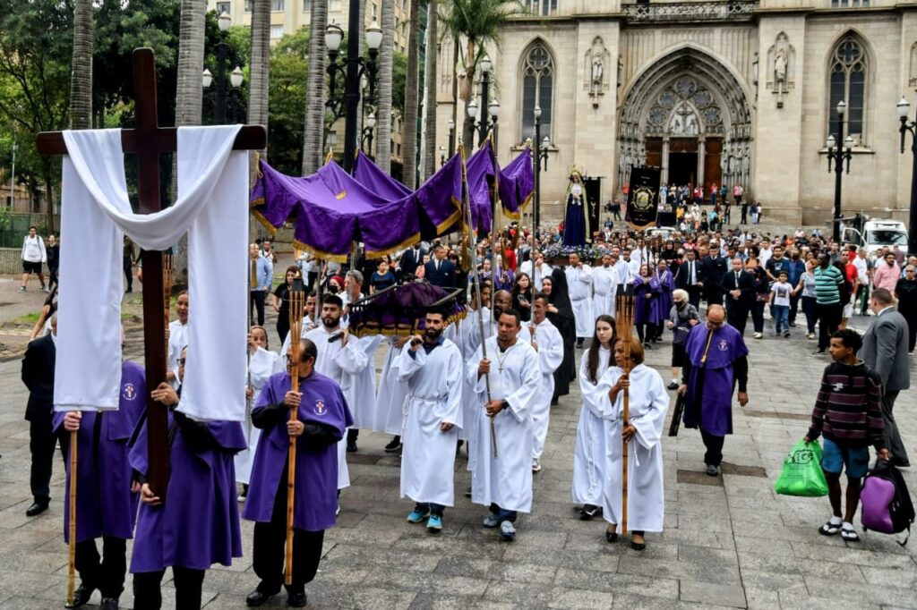 Em procissão, fiéis recordam a morte de Jesus e suas últimas palavras na cruz - Jornal O São Paulo