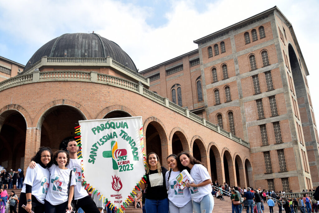 Fiéis da Arquidiocese de São Paulo agradecem à Mãe Aparecida pelas vocações