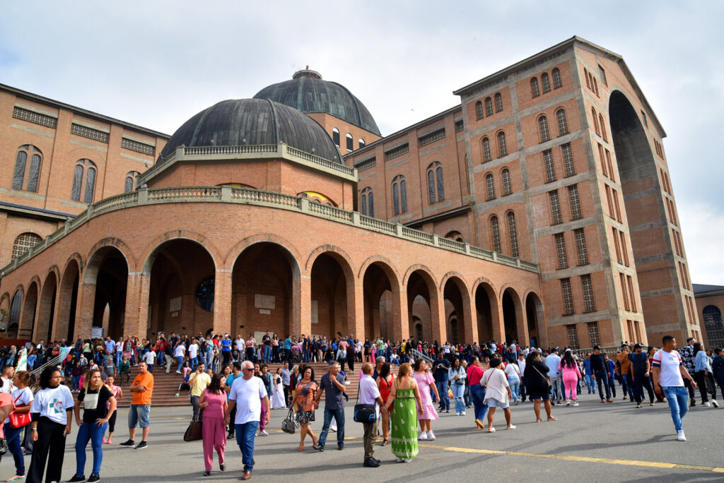 Fiéis da Arquidiocese de São Paulo agradecem à Mãe Aparecida pelas vocações