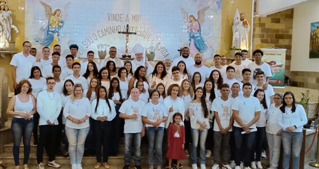 Dom Ângelo confere o sacramento da Crisma a jovens e adultos na Região Ipiranga - Jornal O São Paulo