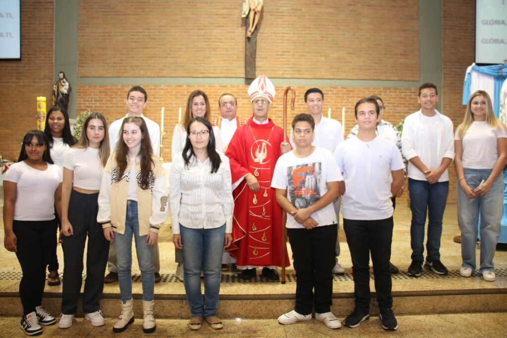 Dom José Benedito confere o sacramento da Crisma em 3 paróquias da Lapa - Jornal O São Paulo