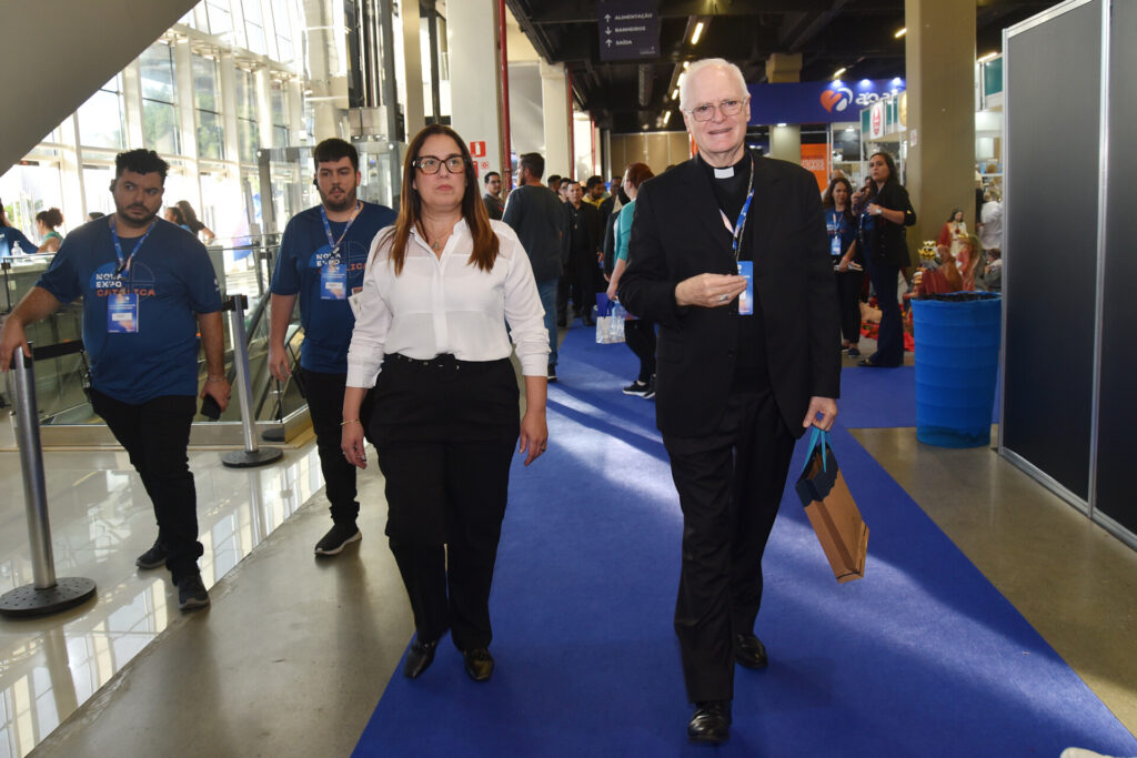 Comunicadores fazem experiência de imersão no estande da Arquidiocese de São Paulo