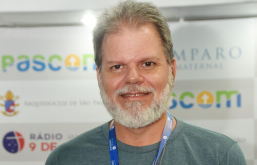 José Maurício, miraculado de Irmã Dulce, visita o estande da Arquidiocese - Jornal O São Paulo