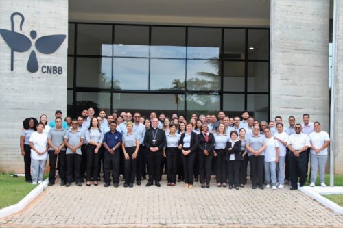 Novo secretário-geral da CNBB é acolhido por colaboradores na sede e pede: “transparência, lealdade e fidelidade” - Jornal O São Paulo