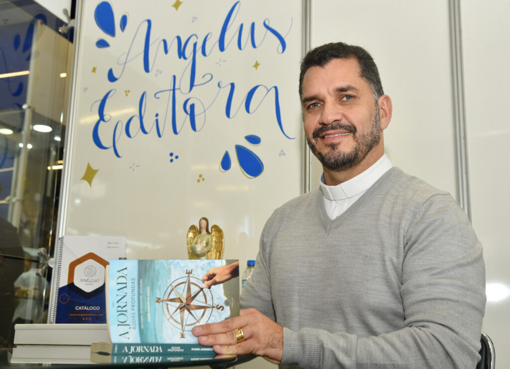 Sacerdotes e bispos lançam livros com variadas temáticas na ExpoCatólica - Jornal O São Paulo